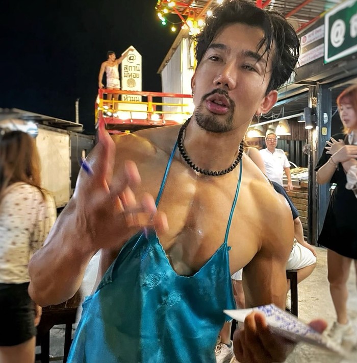 10 Aksi Pelayan Kekar Berpakaian Seksi di Thailand yang Bikin Salfok