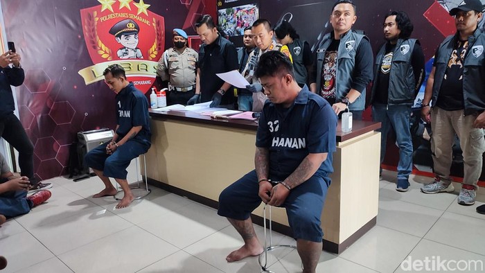 Tersangka pembacokan Bendot (nomor 32) dan Pelor (nomor 15) saat dihadirkan di Mapolrestabes Semarang, Selasa (18/7/2023).