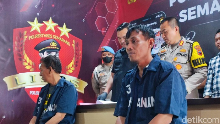 Dua tersangka pembalakan liar Waduk Jatibarang Zainal dan Iskandar saat dihadirkan dj Mapolrestabes Semarang, Selasa (18/7/2023).