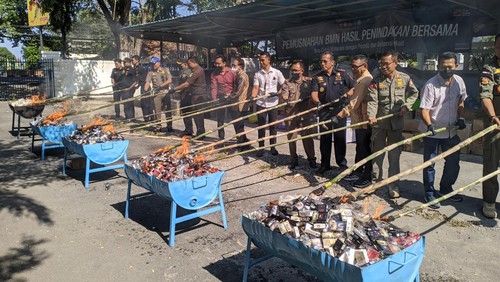 Pemusnahan rokok ilegal di kantor Bea Cukai Mataram, Nusa Tenggara Barat (NTB), Selasa (18/7/2023).