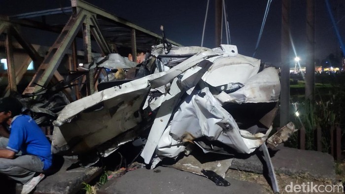 Penampakan kepala truk usai dievakuasj dari jalur kereta api, Jalan Madukoro Raya, Selasa (18/7/2023).