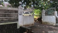Rumah ini tepatnya terletak di kawasan Kebayoran, Jalan Sriwijaya 2, No.9.