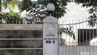 Kemudian di tahun 2014 itu, nama pemilik dalam sertifikat rumah tersebut sudah balik nama menjadi milik Susy. Memang pada sertifikat sebelumnya rumah itu atas nama Guruh Soekarnoputra.