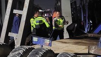 Posisi lokomotif KA Brantas kini menggantung di atas kali. Sementara truk tersangkut di jembatan. Petugas mengevakuasi kedua kendaraan tersebut. (Dok. Istimewa)