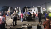 Terjadi ledakan setelah KA Brantas dan truk trailer bertabrakan di Semarang. Api berkobar hebat setelah ledakan terjadi, asap hitam membubung tinggi. (Dok. Istimewa)