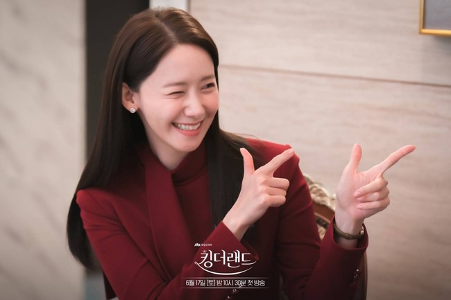 Dalam episode pertama King the Land, penonton dikenalkan dengan Cheon Sa Rang yang diperankan Yoona. Meskipun baru masuk jadi pegawai King the Hotel, dia ditempatkan di lobi karena keindahan senyumnya. Foto: dok. JTBC