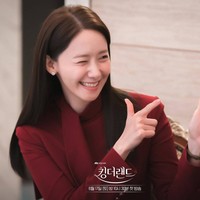 Dalam episode pertama King the Land, penonton dikenalkan dengan Cheon Sa Rang yang diperankan Yoona. Meskipun baru masuk jadi pegawai King the Hotel, dia ditempatkan di lobi karena keindahan senyumnya. Foto: dok. JTBC