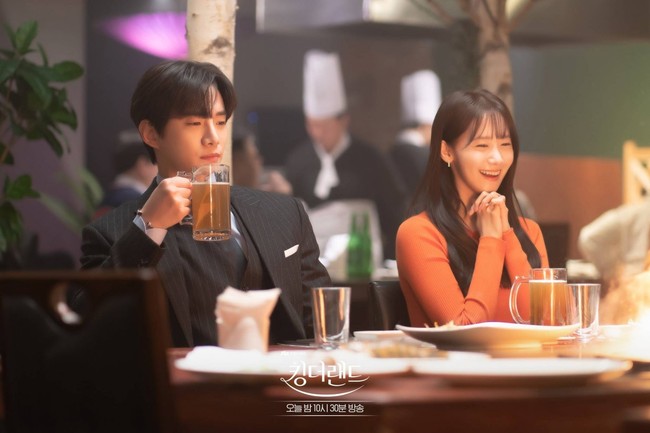 Perlahan Lee Junho yang mulai baper karena interaksinya dengan Yoona mengajaknya makan malam sebagai ‘reward’. Foto: dok. JTBC