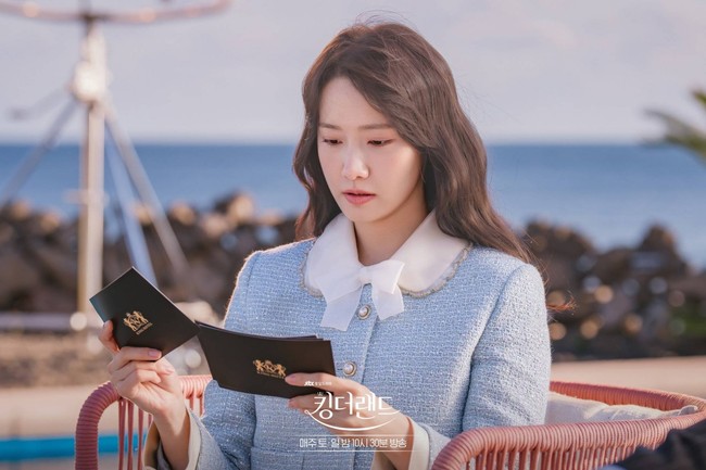 Yoona tampak memesona dalam balutan tweed jacket biru saat ditugaskan memandu acara untuk mempromosikan King Hotel. Foto: dok. JTBC