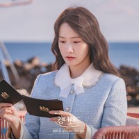 Yoona tampak memesona dalam balutan tweed jacket biru saat ditugaskan memandu acara untuk mempromosikan King Hotel. Foto: dok. JTBC