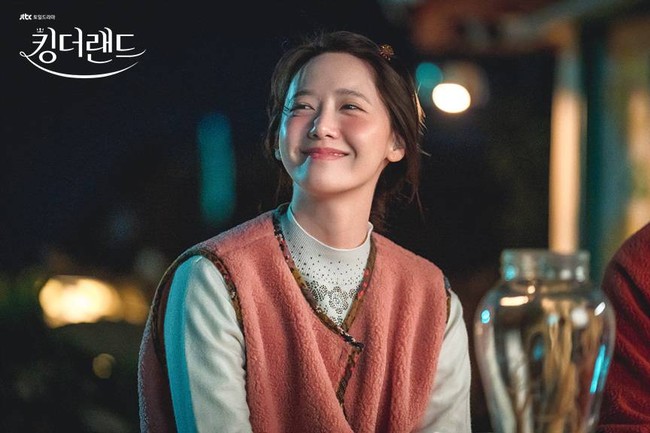 Salah satu adegan yang bikin penonton drama Korea King the Land gemas. Pipi Yoona memerah setelah minum alkohol bareng Lee Junho di sebuah pulau. Foto: dok. JTBC