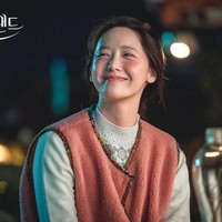 Salah satu adegan yang bikin penonton drama Korea King the Land gemas. Pipi Yoona memerah setelah minum alkohol bareng Lee Junho di sebuah pulau. Foto: dok. JTBC