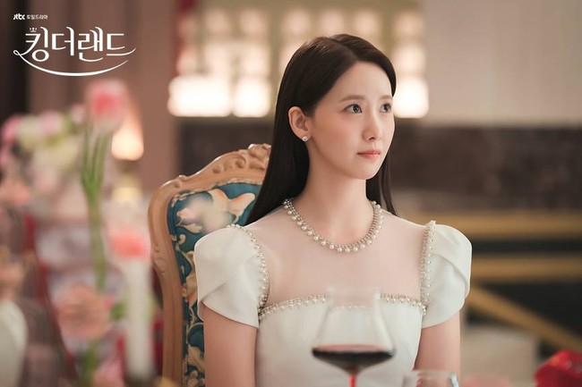 Personel SNSD itu tampil bak Disney Princess dalam episode delapan King the Land. Seorang Pangeran Arab mengajaknya makan malam dan melamarnya saat itu juga. Foto: dok. JTBC