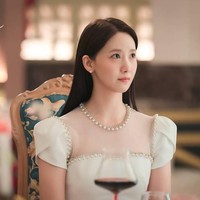 Personel SNSD itu tampil bak Disney Princess dalam episode delapan King the Land. Seorang Pangeran Arab mengajaknya makan malam dan melamarnya saat itu juga. Foto: dok. JTBC