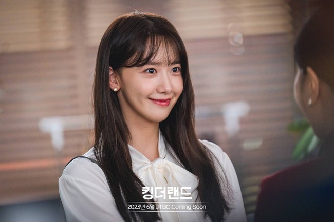 Saat menghadiri konferensi pers King the Land, Yoona mengungkap alasannya membintangi drama komedi romantis itu. Dia ingin tampil cerah setelah membintangi drama Korea Mouse yang berat dan gelap. Foto: dok. JTBC