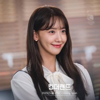 Saat menghadiri konferensi pers King the Land, Yoona mengungkap alasannya membintangi drama komedi romantis itu. Dia ingin tampil cerah setelah membintangi drama Korea Mouse yang berat dan gelap. Foto: dok. JTBC