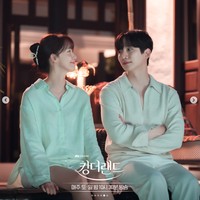Dari benci jadi cinta. Yoona dan Lee Junho awalnya saling membenci karena kesalahpahaman namun kini seperti dimabuk cinta dalam drama Korea King the Land. Foto: dok. JTBC