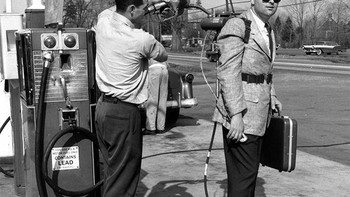 Seorang pria menggunakan roller skate yang bisa bergerak dengan bahan bakar bensin di California tahun 1961. Foto: Bored Panda