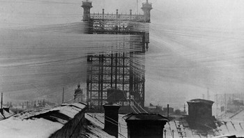 Sekitar 5.000 kabel telepon membentang di tower yang terletak di Stockholm, Swedia, pada tahun 1890. Foto: Bored Panda
