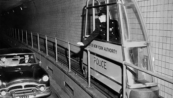 Di 1955, kereta kecil ini dipasang di terowongan Holland di New York untuk memantau lalu lintas. Foto: Bored Panda