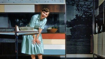 Mungkin ini adalah nenek moyang vacumm cleaner robotika yang dapat bergerak sendiri, dipamerkan oleh Whirpool di tahun 1959 dalam ajang Miracle Kitchen of The Future. Foto: Bored Panda