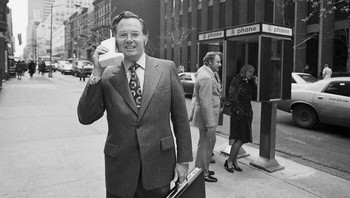 Vice President Motorola, John F Mitchell, menggunakan nenek moyang ponsel yaitu Dynatac di tahun 1973. Foto: Bored Panda
