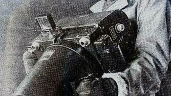 Tentara Amerika Serikat menggunakan kamera jumbo Kodak K-24 untuk merekam foto dari atas di Perang Dunia II. Foto: Bored Panda