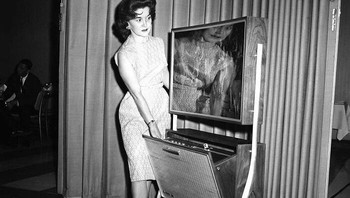 Televisi yang sangat langsing di masanya, hanya 4 Inchi. Dipamerkan pada tahun 1961.  Foto: Bored Panda