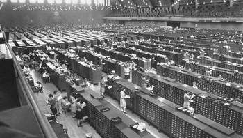 Pusat data sidik jari FBI pada tahun 1944 yang sangat luas karena belum ada perekaman digital. Foto: Bored Panda