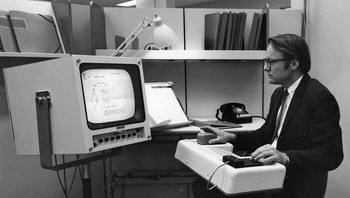 Demo pertama penggunaan mouse komputer pada tahun 1968. Foto: Bored Panda