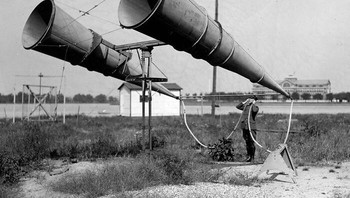 Perangkat ini adalah untuk mendengarkan pesawat yang dipasang di Washington pada 1921, sebelum ditemukannya radar. Foto: Bored Panda