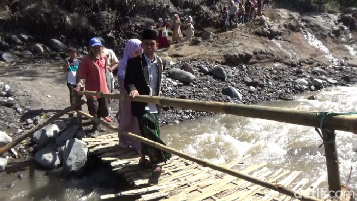 Pengantin asal Lumajang dan Malang ini nekat menyeberangi aliran lahar Semeru saat jembatan masih terputus.