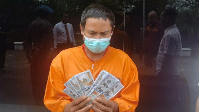 Pelaku peredaran dolar palsu ditahan di Polsek Kintamani.