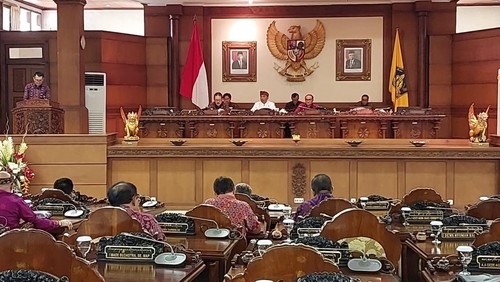 Penyampaian pandangan umum fraksi-fraksi DPRD Bali, Selasa (18/7/2023). (Foto: Humas DPRD Provinsi Bali)
