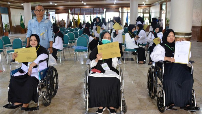 Penyerahan SK PPPK Tenaga Kesehatan Aceh Tiga Pegawai Pemerintahan dengan Perjanjian Kerja (PPPK) menggunakan kursi roda saat menerima Surat Keputusan (SK) pengangkatan perjanjian kerja di kantor Pemerintahan provinsi Aceh, Banda Acegh, Selasa (18/7/2023). Pemerintah provinsi Aceh menyerahkan Surat Keputusan (SK) Pengangkatan kepada sebanyak 1.717 tenaga kesehatan yang dinyatakan lulus sebagai Aparatur Sipil Negara (ASN) Pegawai Pemerintahan dengan Perjanjian Kerja (PPPK) . ANTARA FOTO/Ampelsa/aww.
