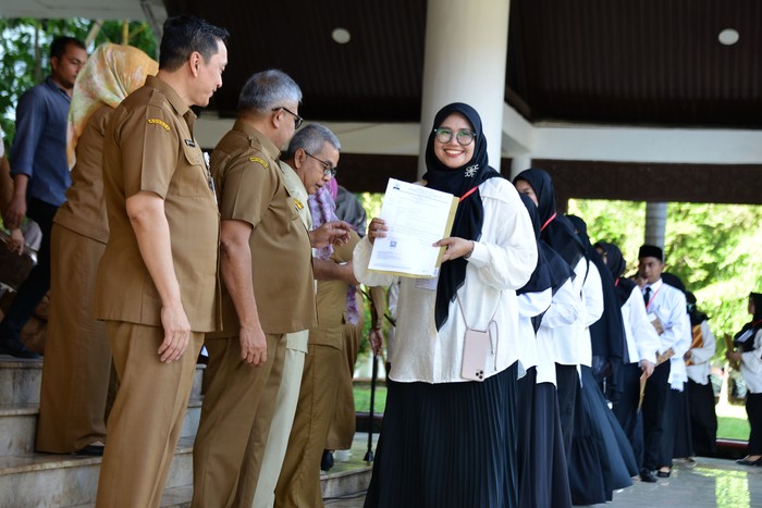 Tiga Pegawai Pemerintahan dengan Perjanjian Kerja (PPPK) menggunakan kursi roda saat menerima Surat Keputusan (SK) pengangkatan perjanjian kerja di kantor Pemerintahan provinsi Aceh, Banda Acegh, Selasa (18/7/2023). Pemerintah provinsi Aceh menyerahkan Surat Keputusan (SK) Pengangkatan kepada sebanyak 1.717 tenaga kesehatan yang dinyatakan lulus sebagai Aparatur Sipil Negara (ASN) Pegawai Pemerintahan dengan Perjanjian Kerja (PPPK) . ANTARA FOTO/Ampelsa/aww.