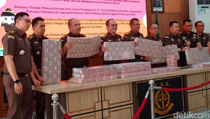 Penyerahan uang hasil tindak pidana korupsi Rp 14,3 miliar oleh Kejari Kota Bandung ke kas negara
