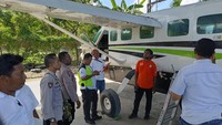 Sejumlah petugas saat melakukan identifikasi usai terjadi penembakan terhadap pesawat Smart Aviation (dok Polda Papua)
