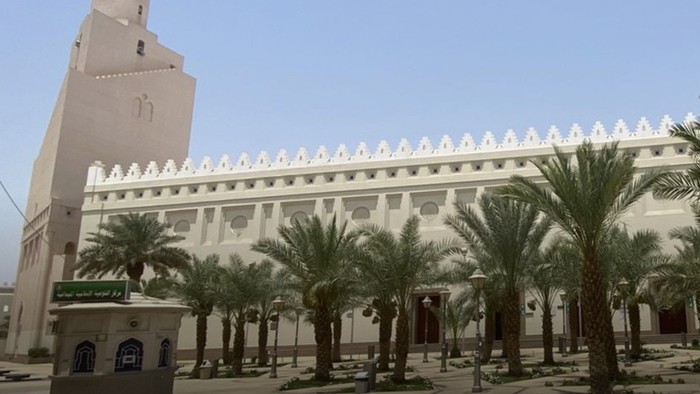 Pohon kurma di kompleks Masjid Bir Ali Madinah