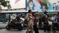 Di Iran, aturan berpakaian ini telah berlaku sejak 1979. Para pelanggarnya akan dikenakan denda atau hukuman penjara hingga dua bulan.   