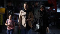 Para penguasa religius Iran dengan keras membela aturan berpakaian dan menganggap hijab sebagai revolusi Islam yang membawa Iran ke tampuk kekuasaan.   