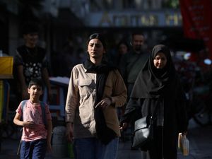 Anggota Parlemen Iran Debatkan RUU Hijab
