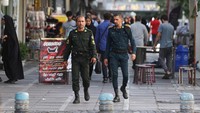 Kembalinya patroli ini muncul tepat setelah 10 bulan kematian Jina Mahsa Amini, seorang perempuan Kurdi Iran berusia 22 tahun, yang ditangkap polisi moral Iran karena dianggap telah melanggar aturan berpakaian syariat Islam. Amini kemudian meninggal dalam tahanan polisi, di mana kematiannya itu telah memicu aksi protes warga Iran yang ditekan secara brutal. Lebih dari 500 demonstran terbunuh dan hampir 20.000 orang ditangkap dalam tekanan pemerintah.  