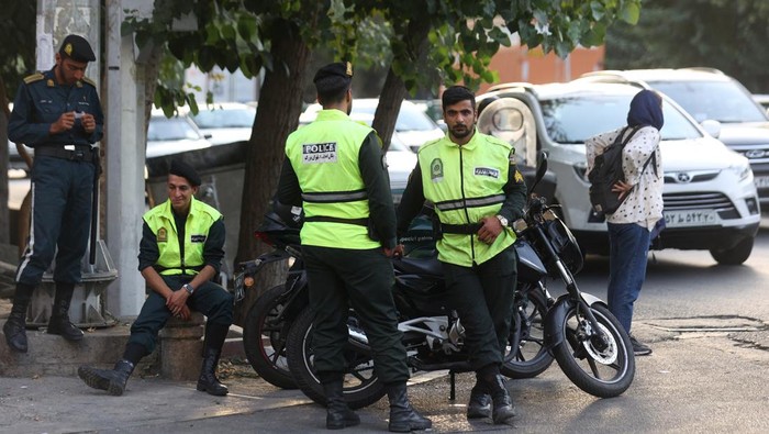 Polisi Moral Iran Kembali Gelar Razia Wanita Tak Berhijab Iranian women walk on a street during the revival of morality police in Tehran, Iran, July 16, 2023. Majid Asgaripour/WANA (West Asia News Agency) via REUTERS ATTENTION EDITORS - THIS IMAGE HAS BEEN SUPPLIED BY A THIRD PARTY.