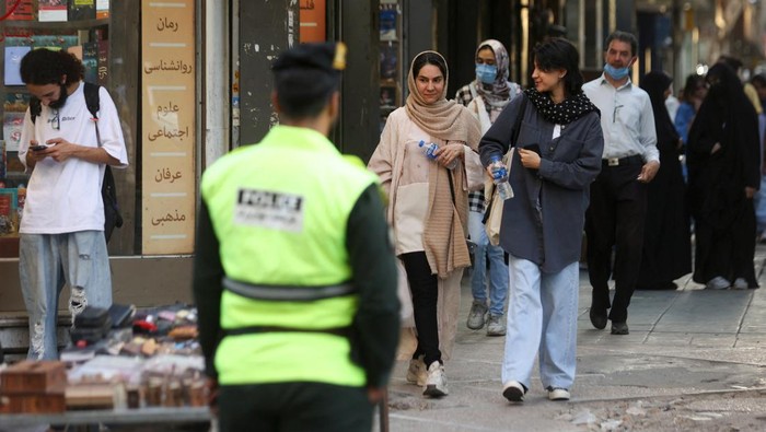 Polisi Moral Iran Kembali Gelar Razia Wanita Tak Berhijab Iranian women walk on a street during the revival of morality police in Tehran, Iran, July 16, 2023. Majid Asgaripour/WANA (West Asia News Agency) via REUTERS ATTENTION EDITORS - THIS IMAGE HAS BEEN SUPPLIED BY A THIRD PARTY.
