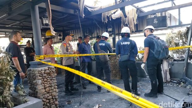 Polsek Setiabudi dan Labfor Polri melakukan olah TKP di lokasi kebakaran K-Link Tower