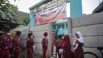 Potret Gerbang SDN Lengkong Karya Tangsel Ditutup Tembok Beton