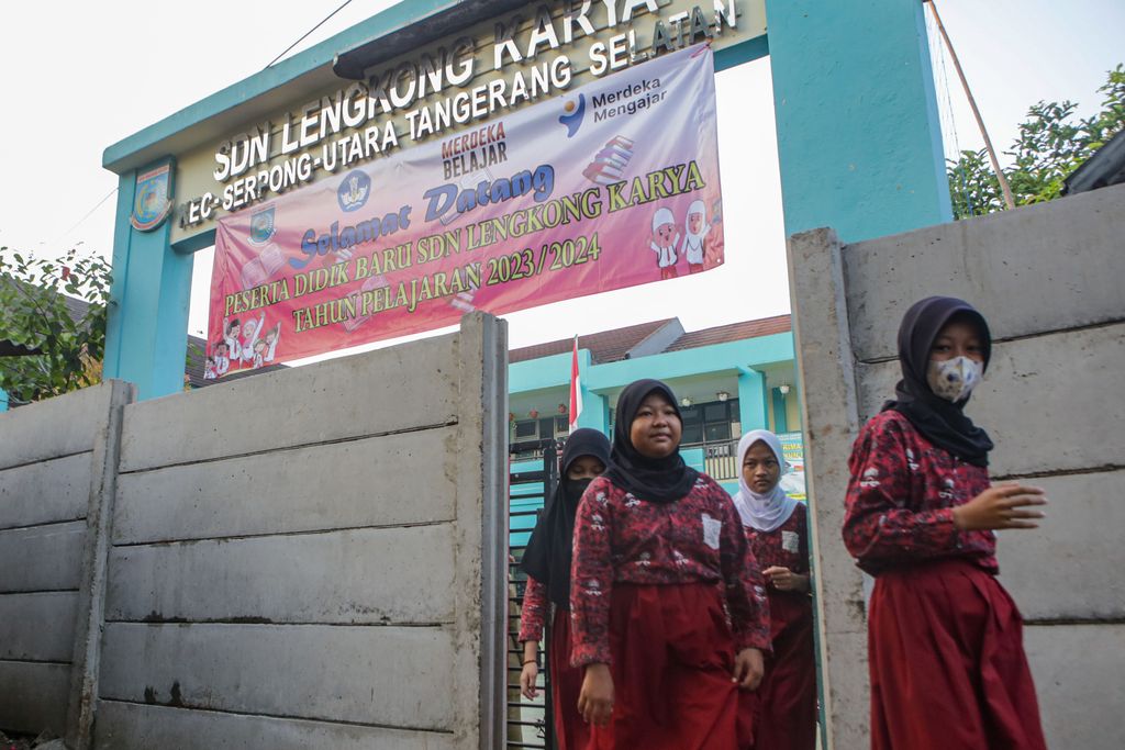 Pelajar berada di depan gerbang sekolah mereka yang ditutup pagar beton di SDN Lengkong Karya, Serpong Utara, Tangerang Selatan, Banten, Selasa (18/7/2023). Akses keluar masuk sekolah tersebut sebagian ditutup tembok beton oleh pemilik lahan karena diduga pemerintah belum melunasi pembayaran lahan itu. ANTARA FOTO/Fauzan/Spt.