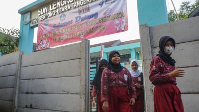 Potret Gerbang SDN Lengkong Karya Tangsel Ditutup Tembok Beton