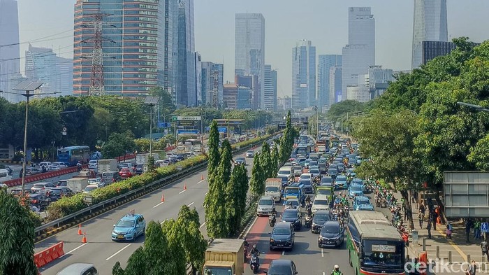 Potret kemacetan Jalan Gatot Subroto depan Polda Metro Jaya, Selasa (18/7/2023) siang.